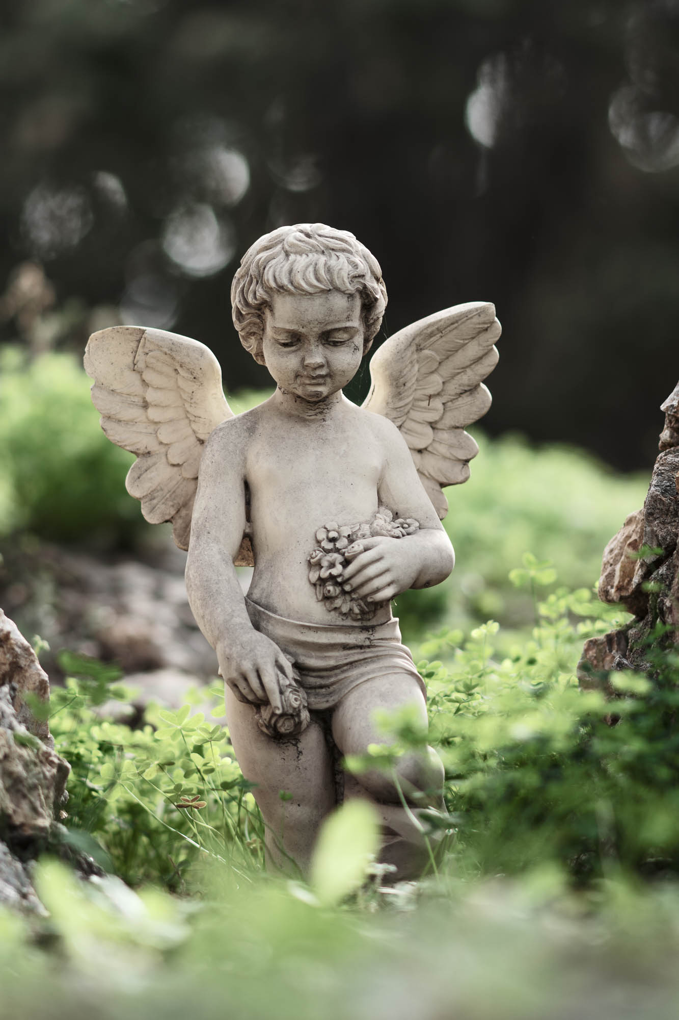 Αν και ήπια, ο φωτισμός δημιουργεί ένα φωτεινό περίγραμμα γύρω από το αγγελάκι τονίζοντας την ιδιότητα του